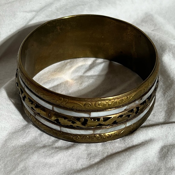 Vintage brass and mother of pearl bangle bracelet - Picture 3 of 5